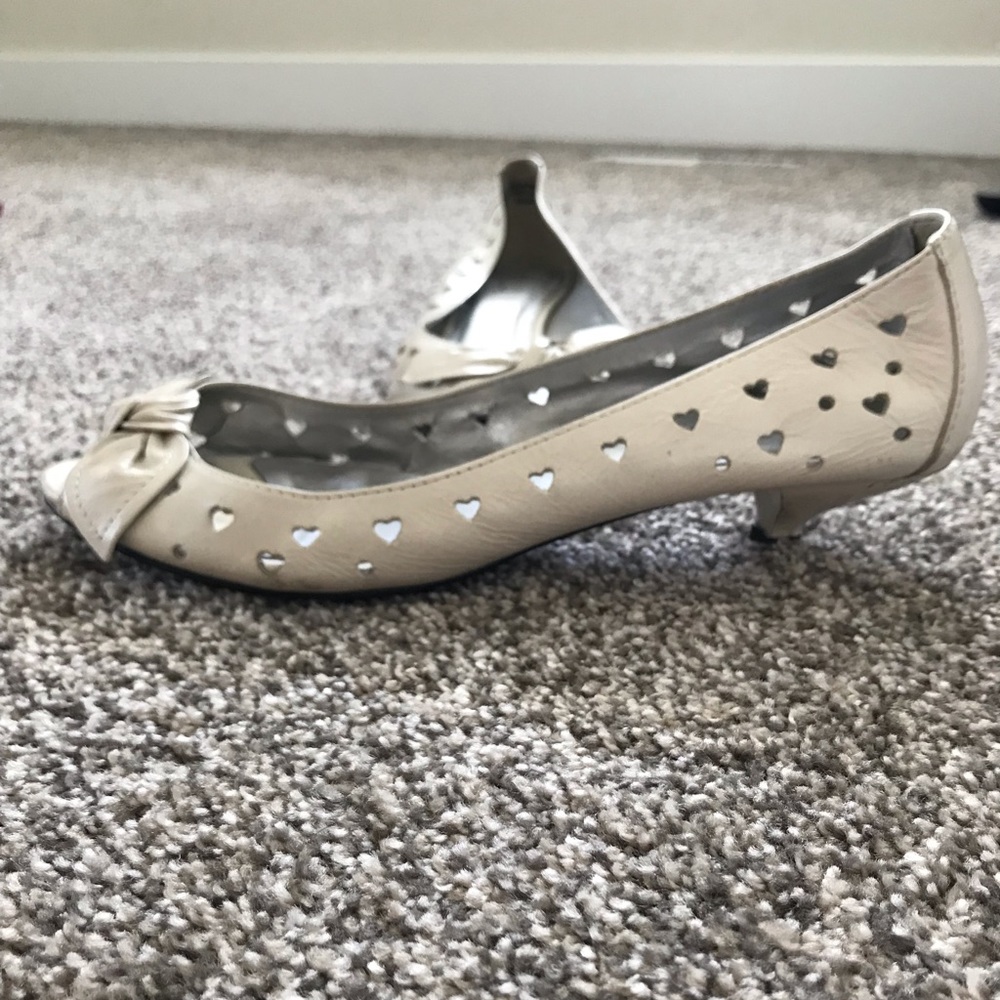 Mini heel slip on heart cut out MIA ivory size 7 - Picture 2 of 4